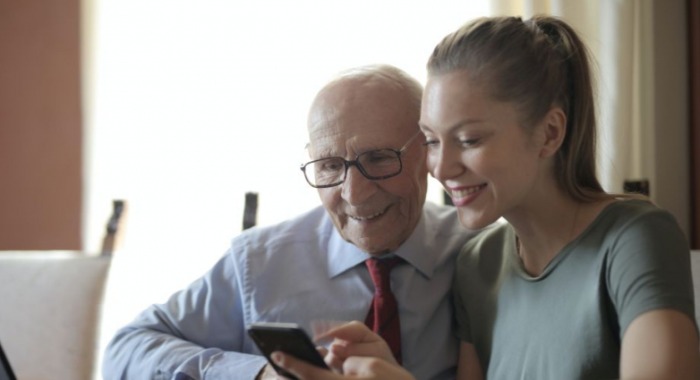 NMHH: a különböző online megoldások az időseket is segíthetik